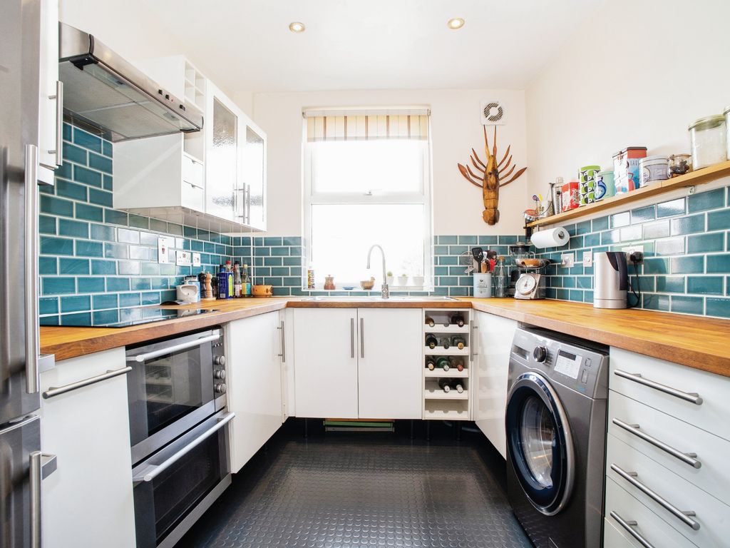 2 bed flat for sale in Ladbroke Grove, London W10, £600,000