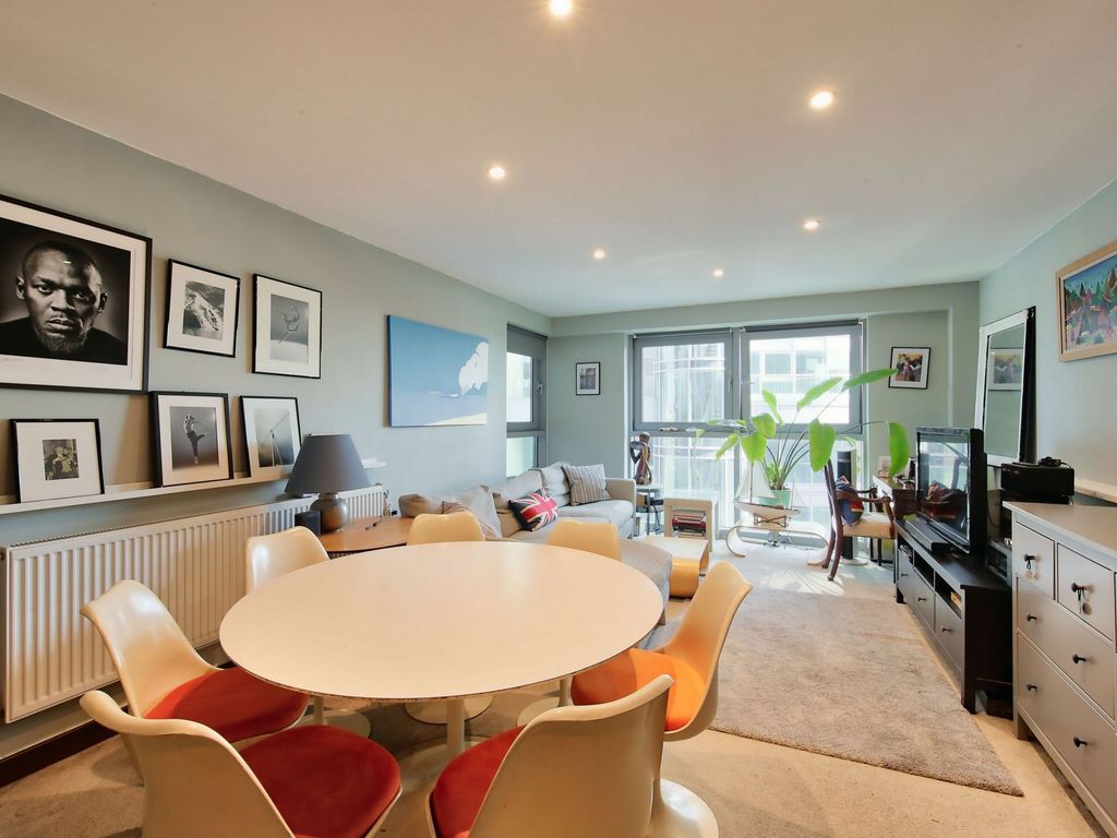 2 bed flat for sale in Bridges Court Road, Battersea SW11, £550,000