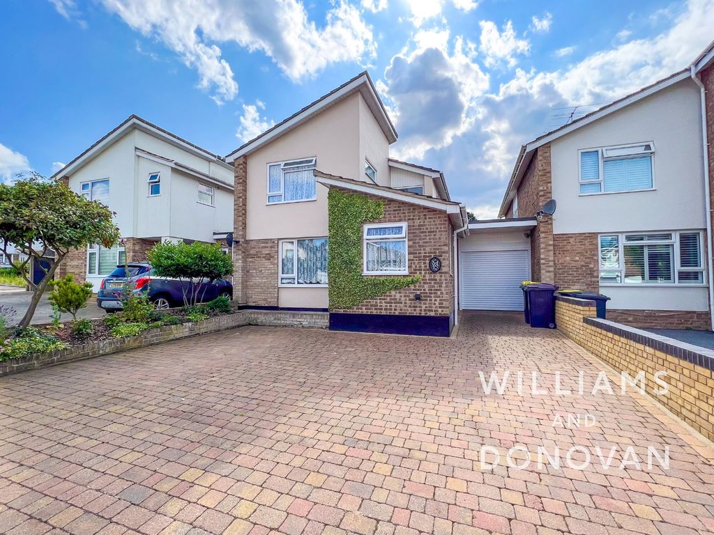 4 bed link-detached house for sale in Woodpond Avenue, Hockley SS5, £475,000
