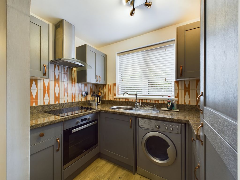 2 bed flat for sale in Church Lane, Bessacarr, Doncaster DN4, £115,000