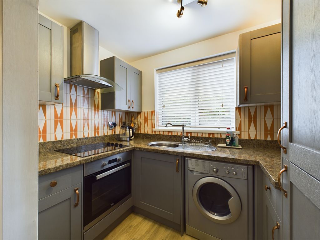 2 bed flat for sale in Church Lane, Bessacarr, Doncaster DN4, £115,000