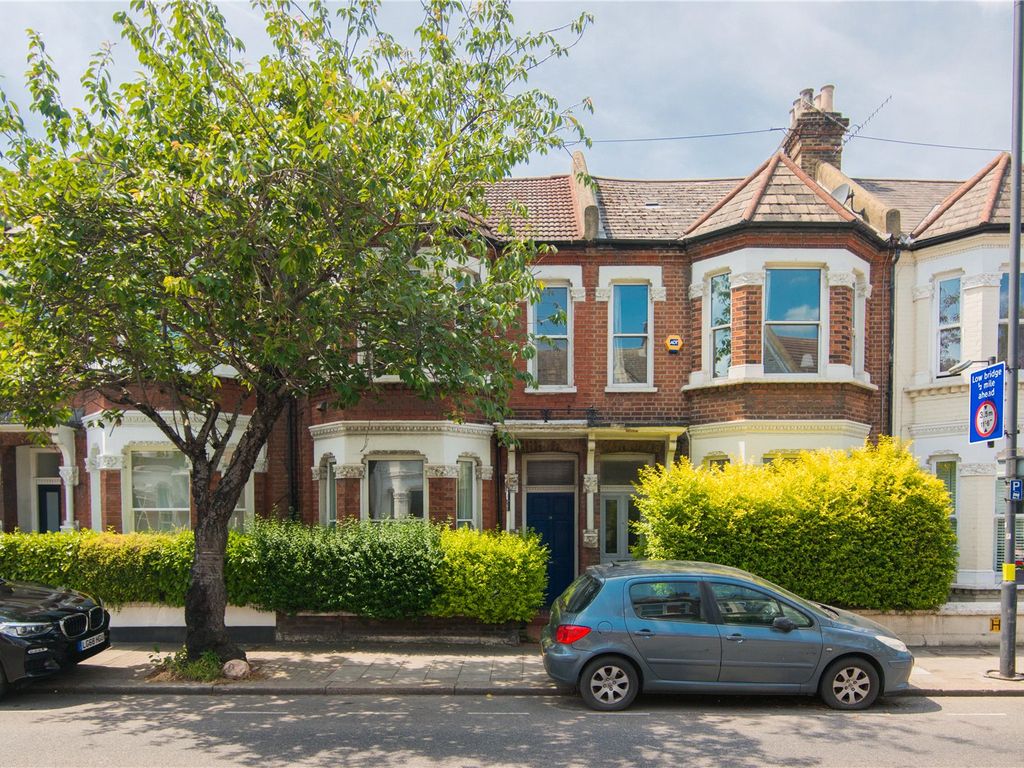 1 bed flat for sale in Elspeth Road, London SW11, £525,000