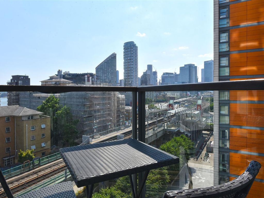1 bed flat for sale in Blackwall Way, London E14, £360,000