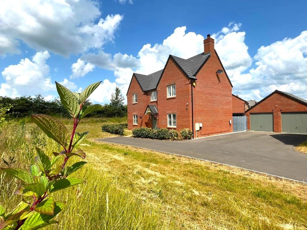 5 bed detached house for sale in Blane Place, Potton, Potton SG19, £685,000