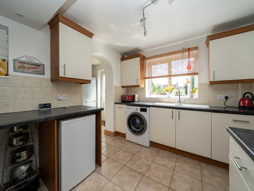 4 bed property for sale in Barnfield, Nash Mills HP3, £475,000