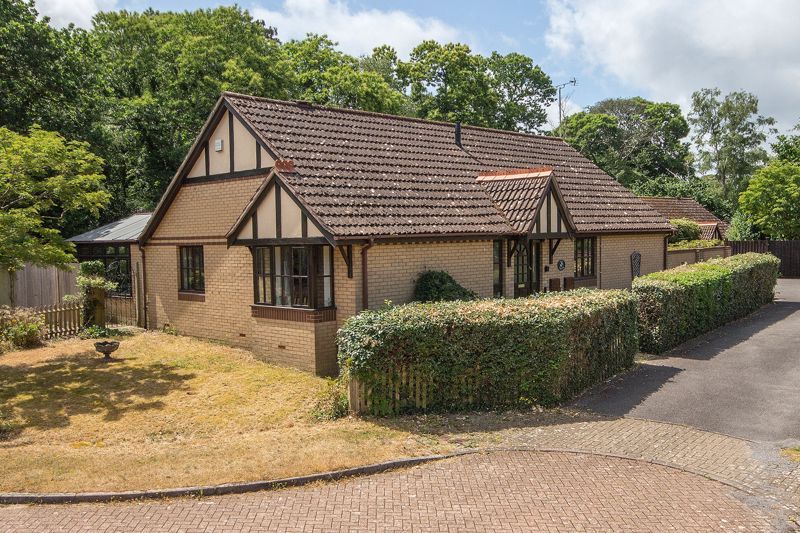 3 bed detached bungalow for sale in Pentland Close, Dibden Purlieu, Southampton SO45, £550,000