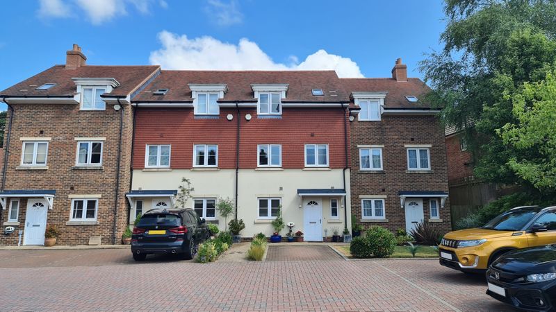 4 bed town house for sale in Hunters Place, Hindhead GU26, £525,000