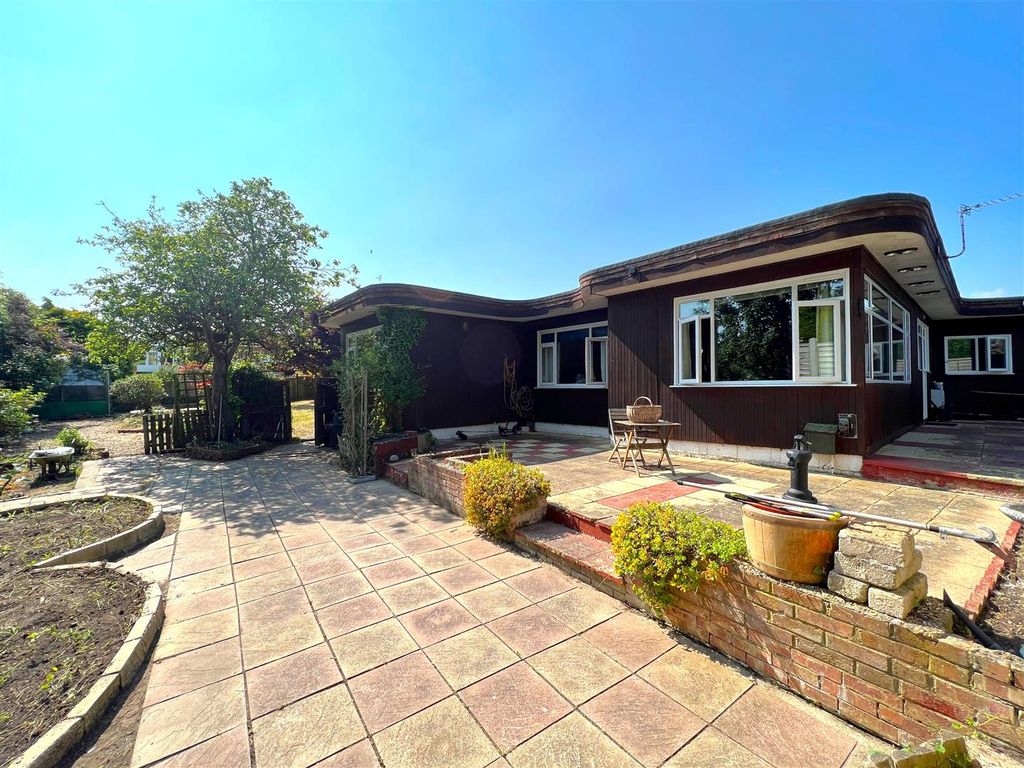 3 bed detached bungalow for sale in Farthings Way, Totland Bay PO39, £299,950