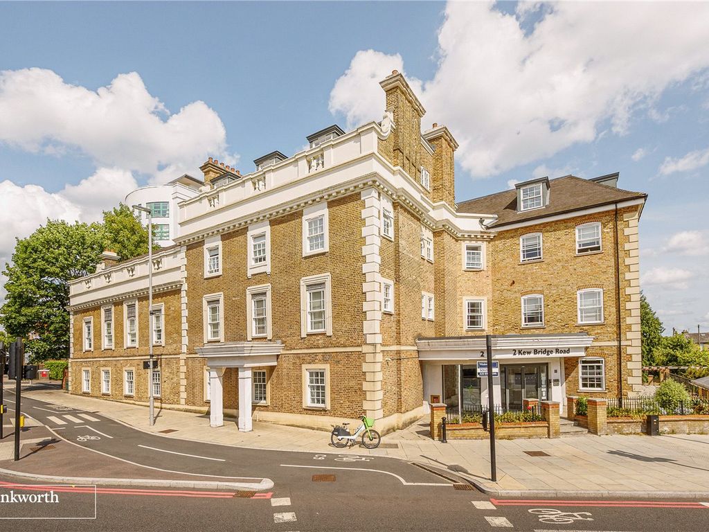 1 bed flat for sale in Kew Bridge Road, Brentford TW8, £550,000