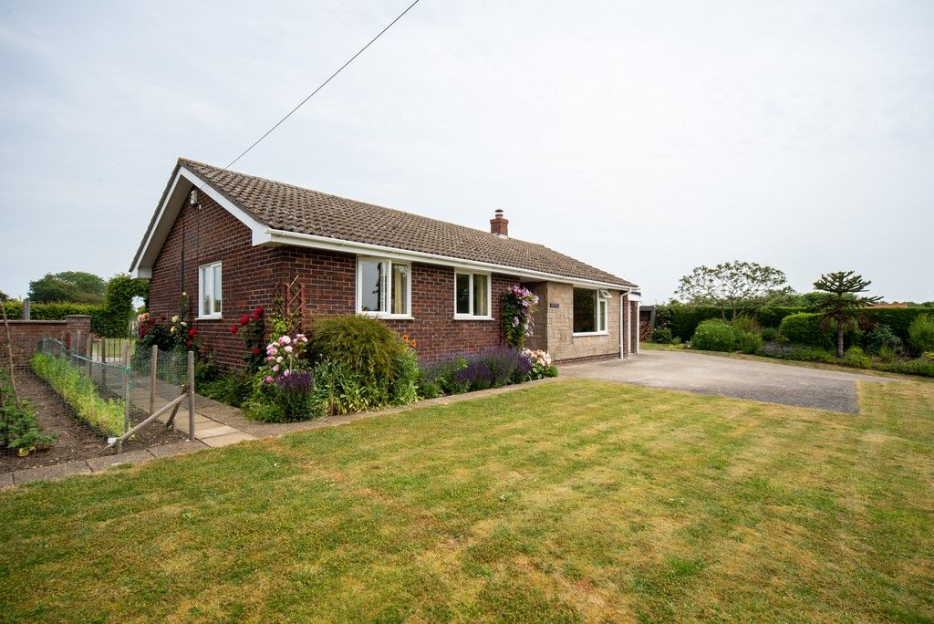 3 bed detached bungalow for sale in Fersfield Road, Kenninghall, Norwich NR16, £650,000