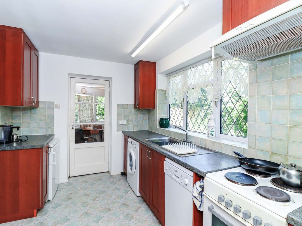 3 bed detached house for sale in Heath Road, Beaconsfield, Buckinghamshire HP9, £680,000