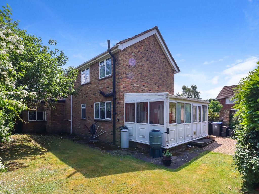 3 bed detached house for sale in Heath Road, Beaconsfield, Buckinghamshire HP9, £680,000