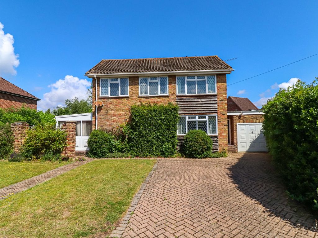 3 bed detached house for sale in Heath Road, Beaconsfield, Buckinghamshire HP9, £680,000