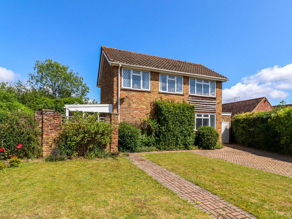 3 bed detached house for sale in Heath Road, Beaconsfield, Buckinghamshire HP9, £680,000