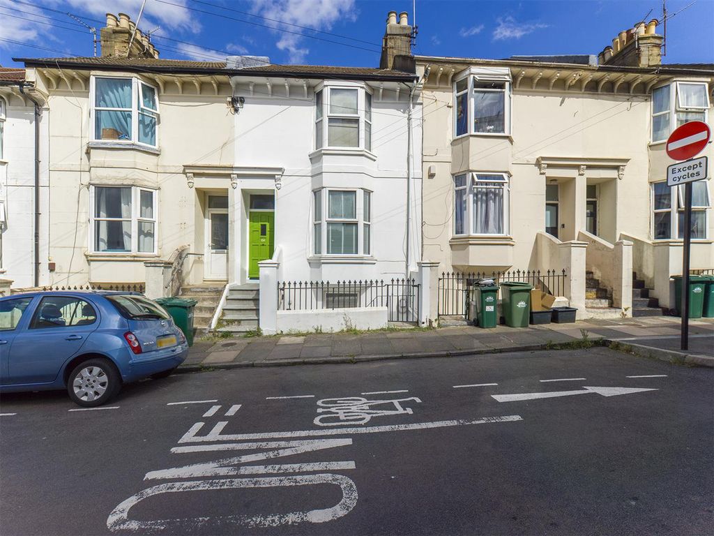 2 bed flat to rent in Pevensey Road, Brighton, East Sussex BN2, £1,700 pcm