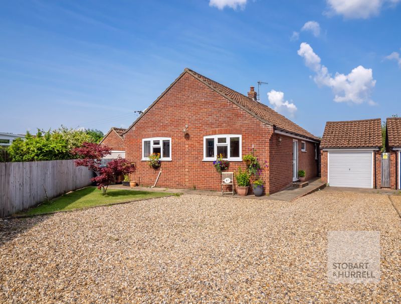3 bed detached bungalow for sale in Meadow View, Old Turnpike Road, Roughton, Norfolk NR11, £335,000