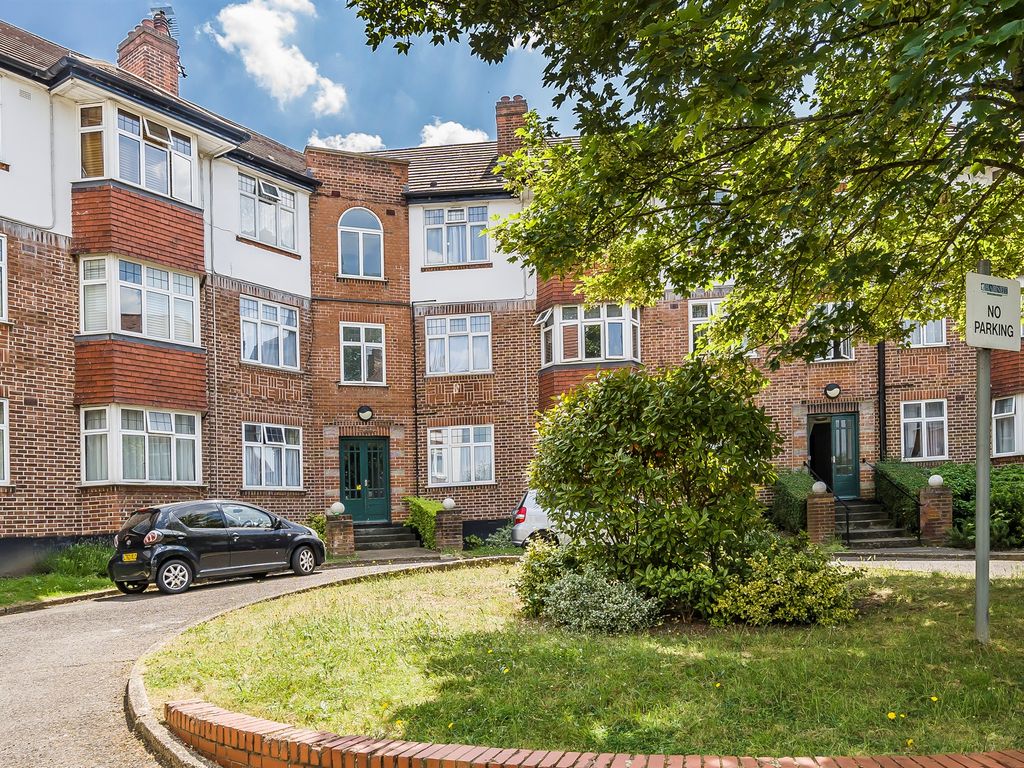 3 bed flat for sale in Colney Hatch Lane, London N10, £400,000