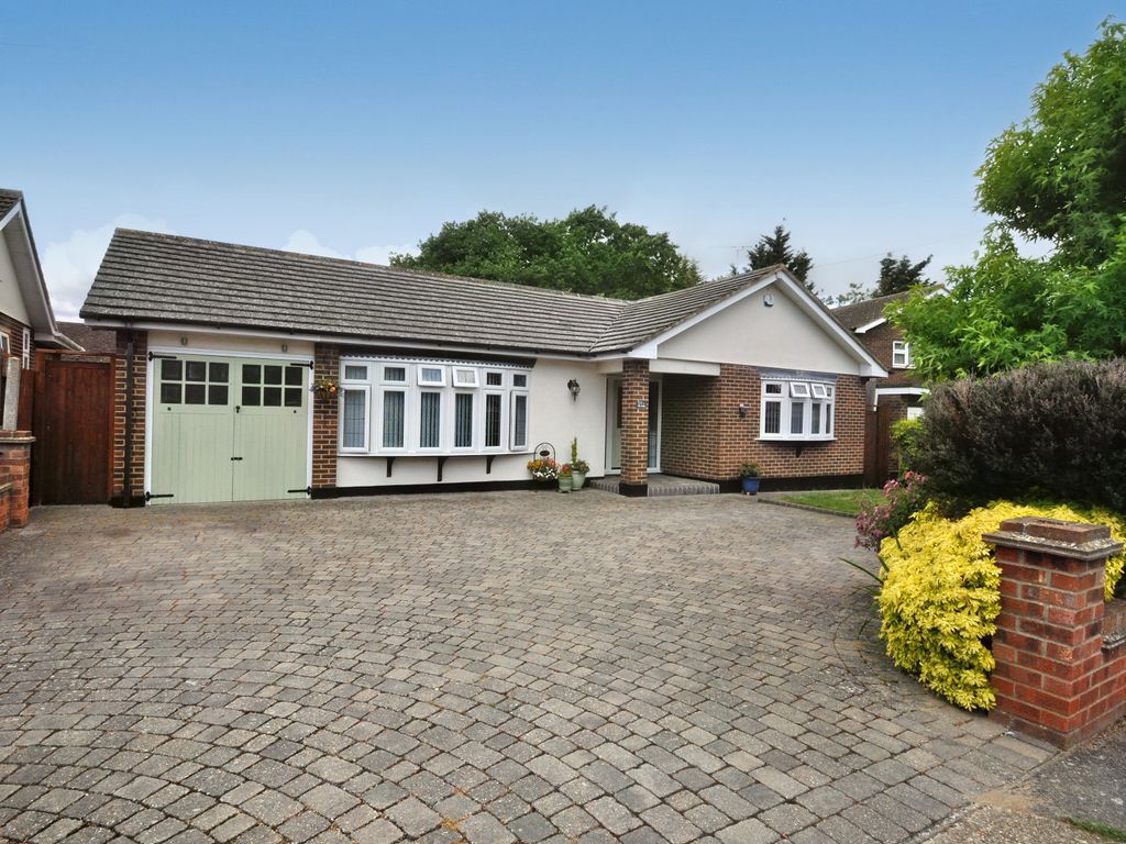 2 bed detached bungalow for sale in The Dale, Benfleet SS7, £725,000
