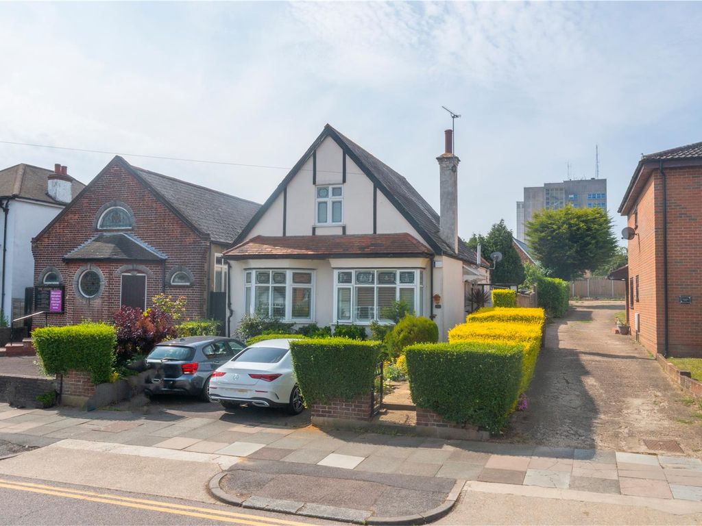 3 bed property for sale in Carlton Avenue, Westcliff-On-Sea SS0, £425,000