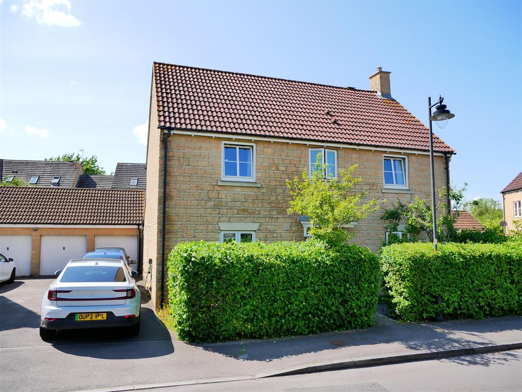 4 bed detached house for sale in Stickleback Road, Calne SN11, £450,000