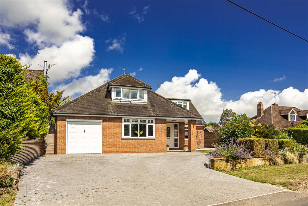 4 bed detached house for sale in Canberra, Whitchurch Hill RG8, £895,000