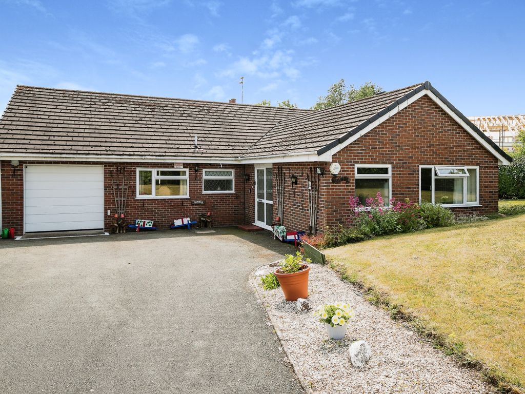 4 bed bungalow for sale in Penygarreg Rise, Pant, Oswestry, Shropshire SY10, £430,000