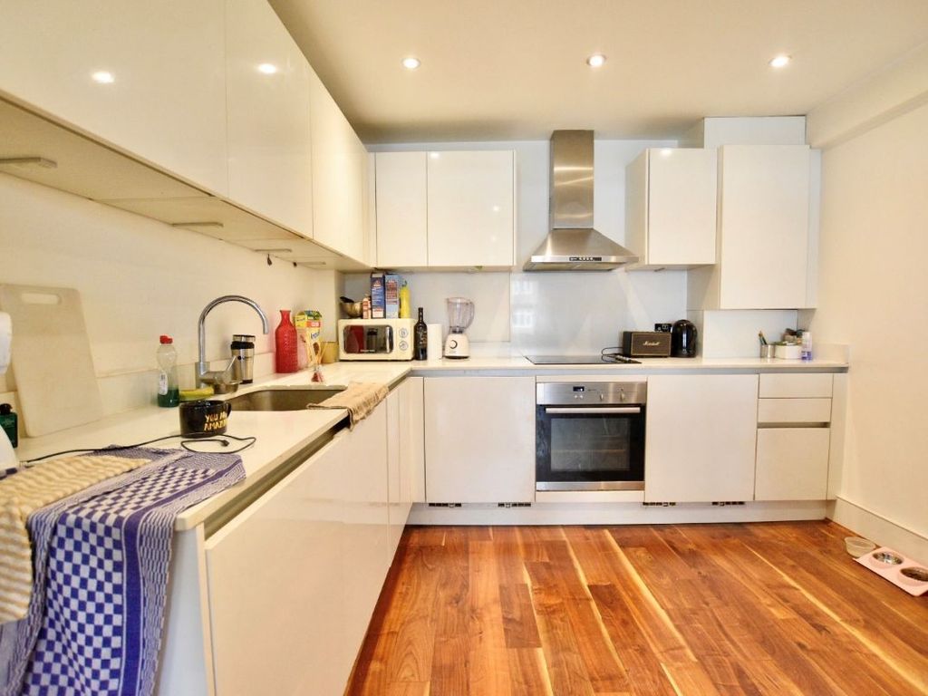 1 bed flat for sale in Devonport Street, Whitechapel E1, £380,000