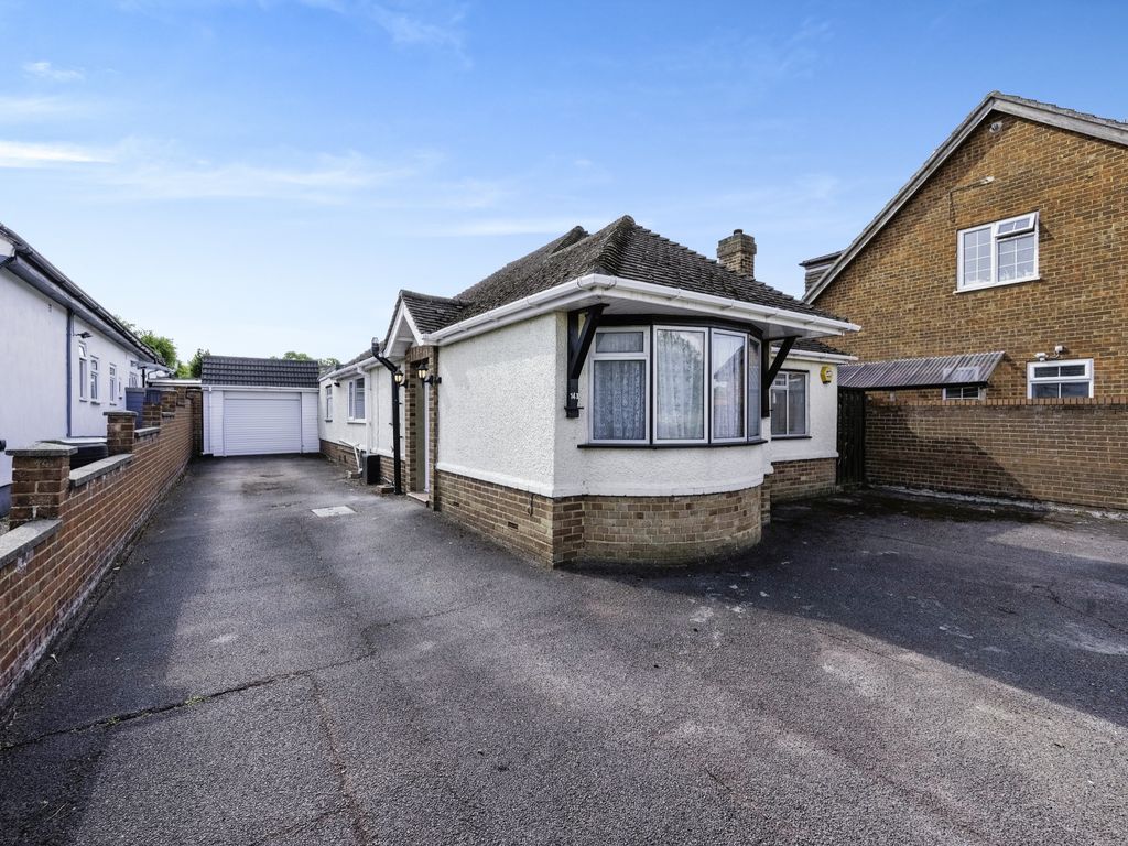 3 bed bungalow for sale in Icknield Way, Luton LU3, £375,000