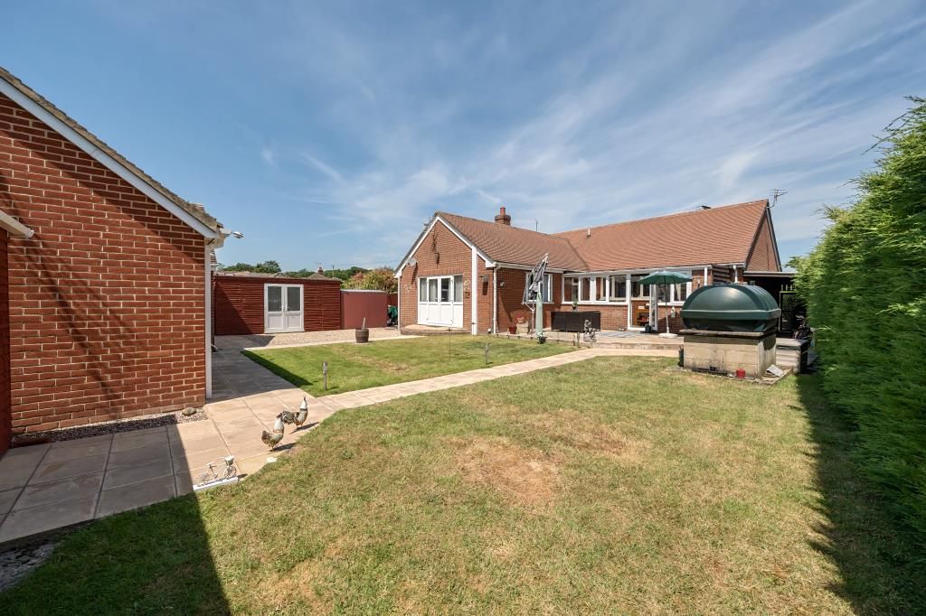 4 bed detached bungalow for sale in Newbury, Berkshire RG18, £700,000