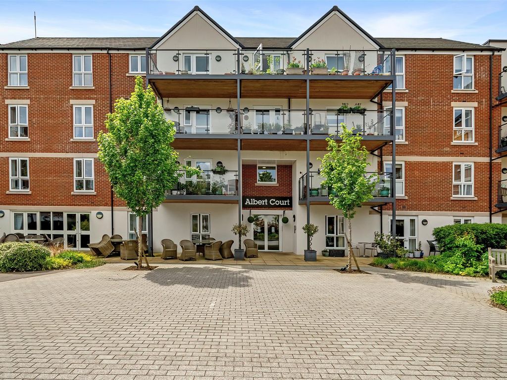 1 bed flat for sale in Reading Road, Henley-On-Thames RG9, £399,000
