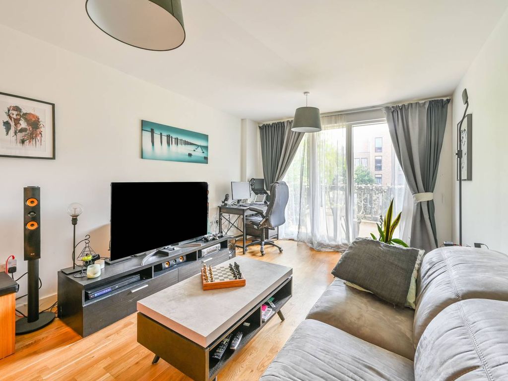 1 bed flat for sale in Gurthridge Close, Limehouse, London E14, £360,000