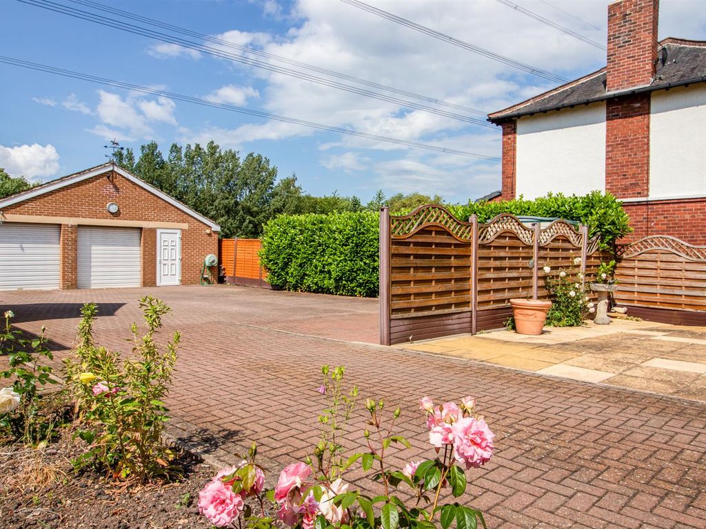 2 bed detached bungalow for sale in Newmarket Lane, Stanley, Wakefield WF3, £465,000