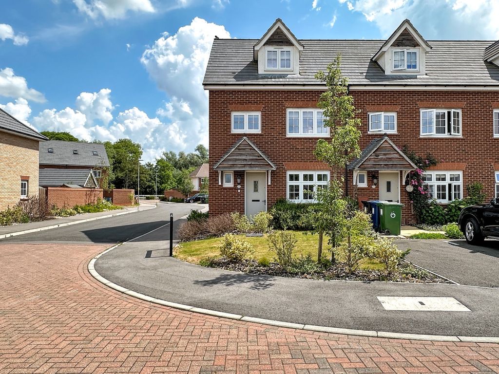 4 bed town house for sale in Mill Lane, Hauxton, Cambridge CB22, £520,000
