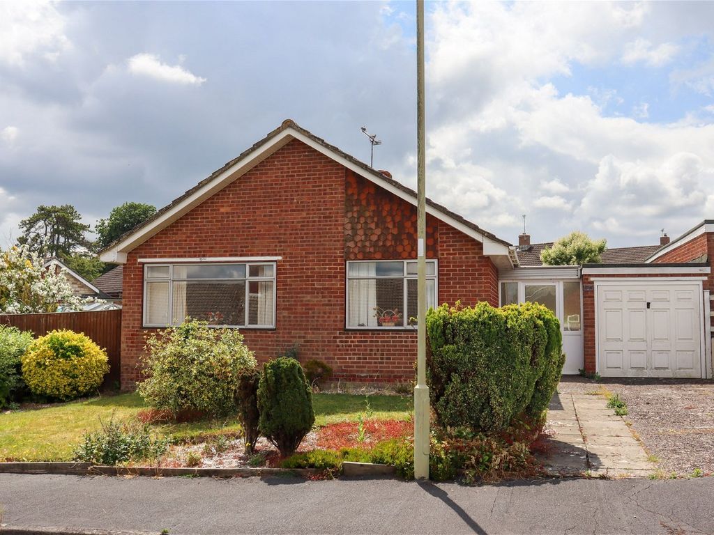 2 bed bungalow for sale in Hawthorn Close, Alresford SO24, £425,000