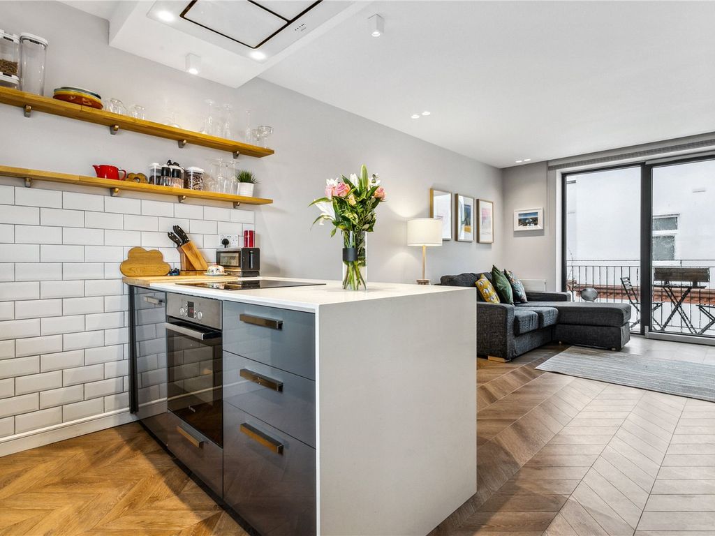 2 bed flat for sale in Heather Close, London SW8, £500,000