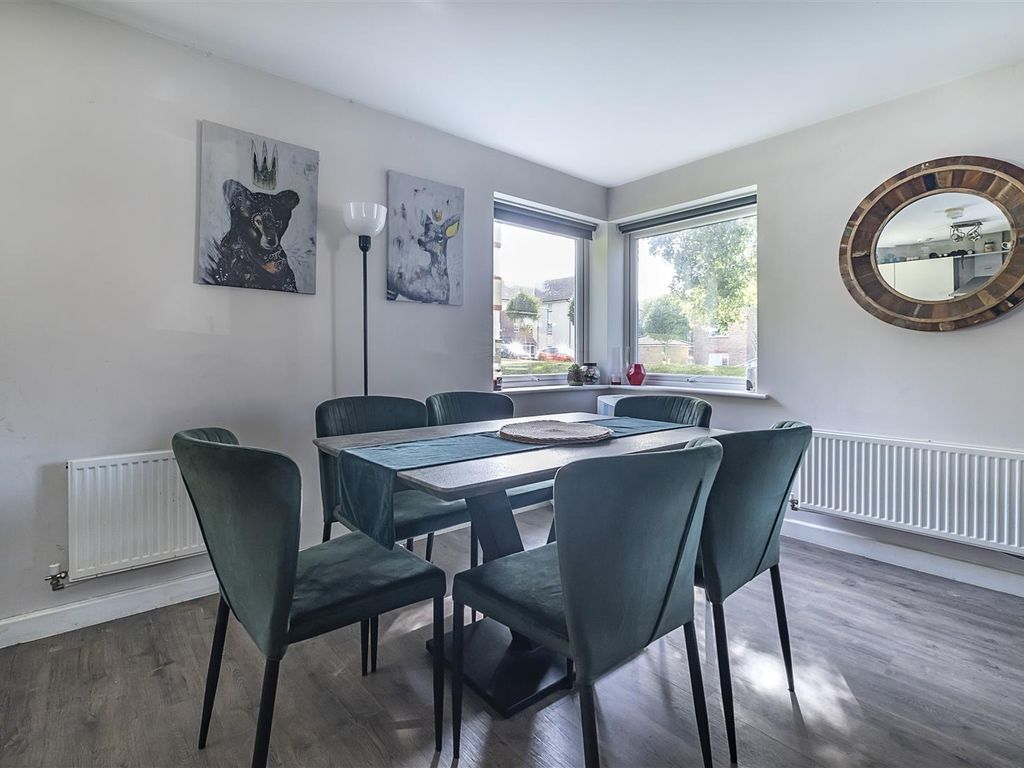 2 bed flat for sale in Dalmeny Way, Epsom KT18, £350,000