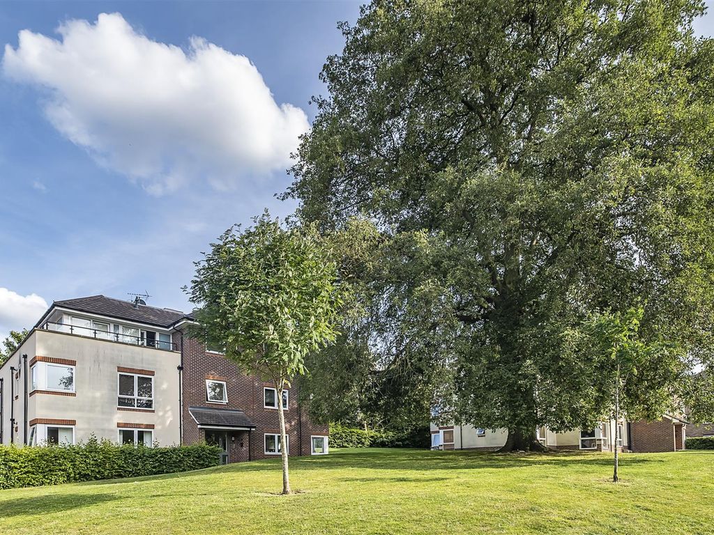 2 bed flat for sale in Dalmeny Way, Epsom KT18, £350,000