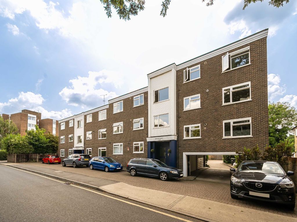 2 bed flat for sale in South Bank, Surbiton KT6, £385,000