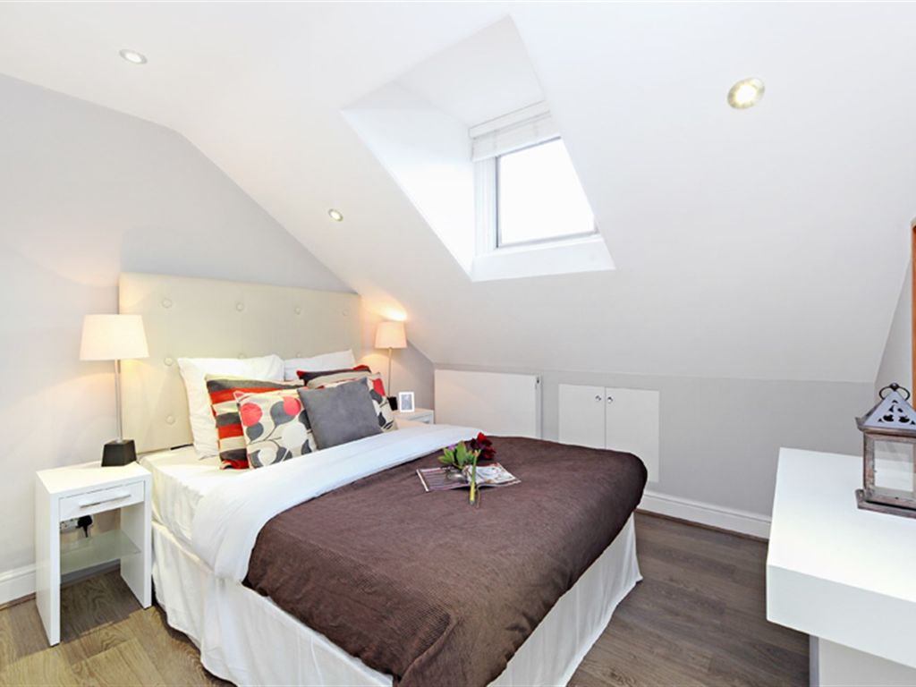 1 bed flat for sale in Stratford Road, London W8, £600,000