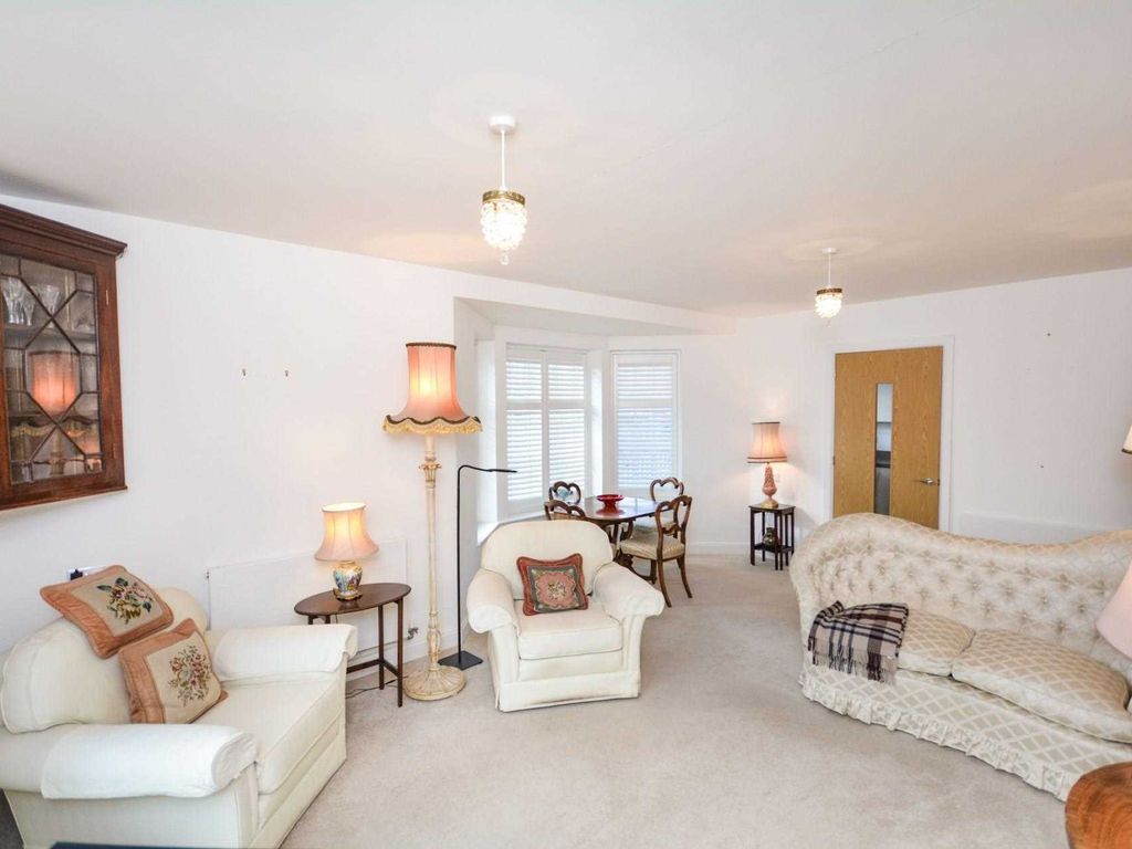 2 bed flat for sale in Chiltern Place, The Broadway, Old Amersham HP7, £630,000
