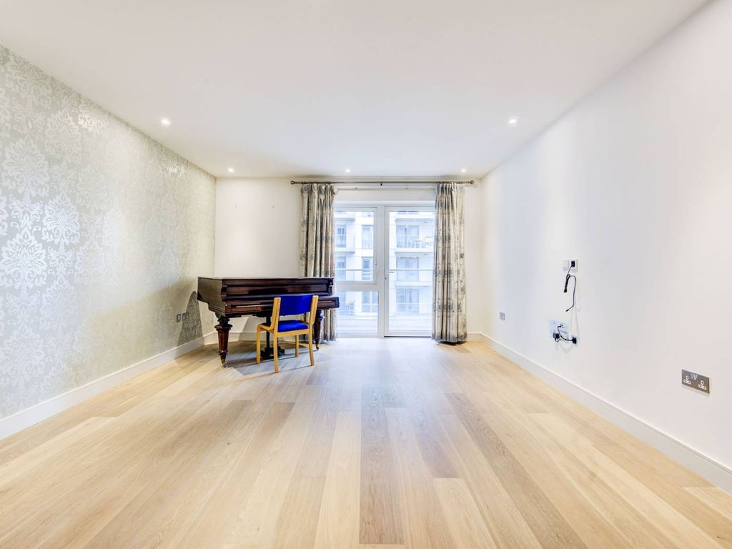 2 bed flat for sale in Fulham Reach, Hammersmith, London W6, £1,350,000