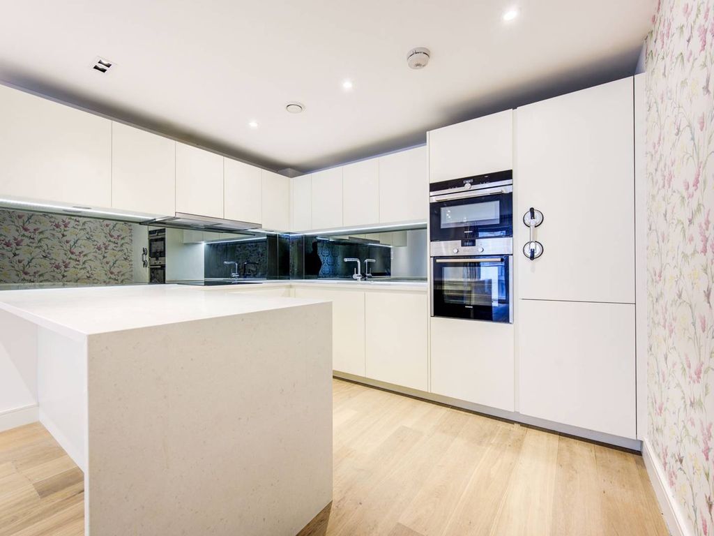 2 bed flat for sale in Fulham Reach, Hammersmith, London W6, £1,350,000