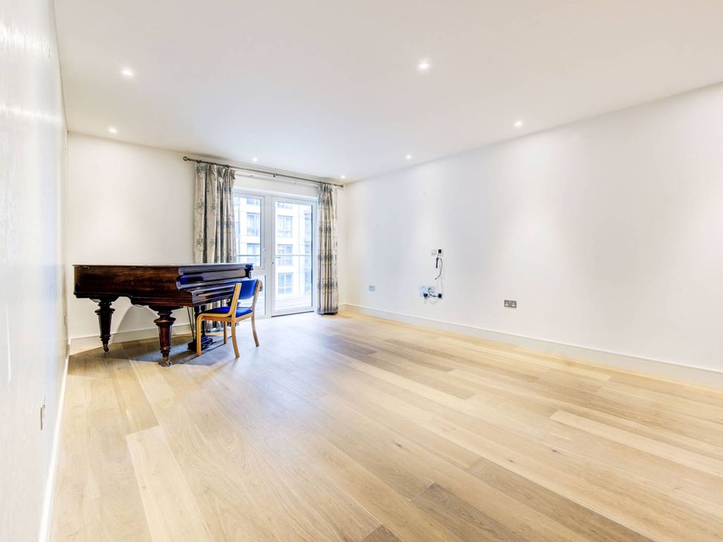 2 bed flat for sale in Fulham Reach, Hammersmith, London W6, £1,350,000