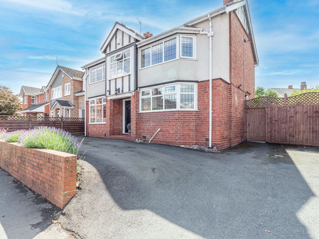4 bed detached house for sale in Eggington Road, Wollaston DY8, £574,995
