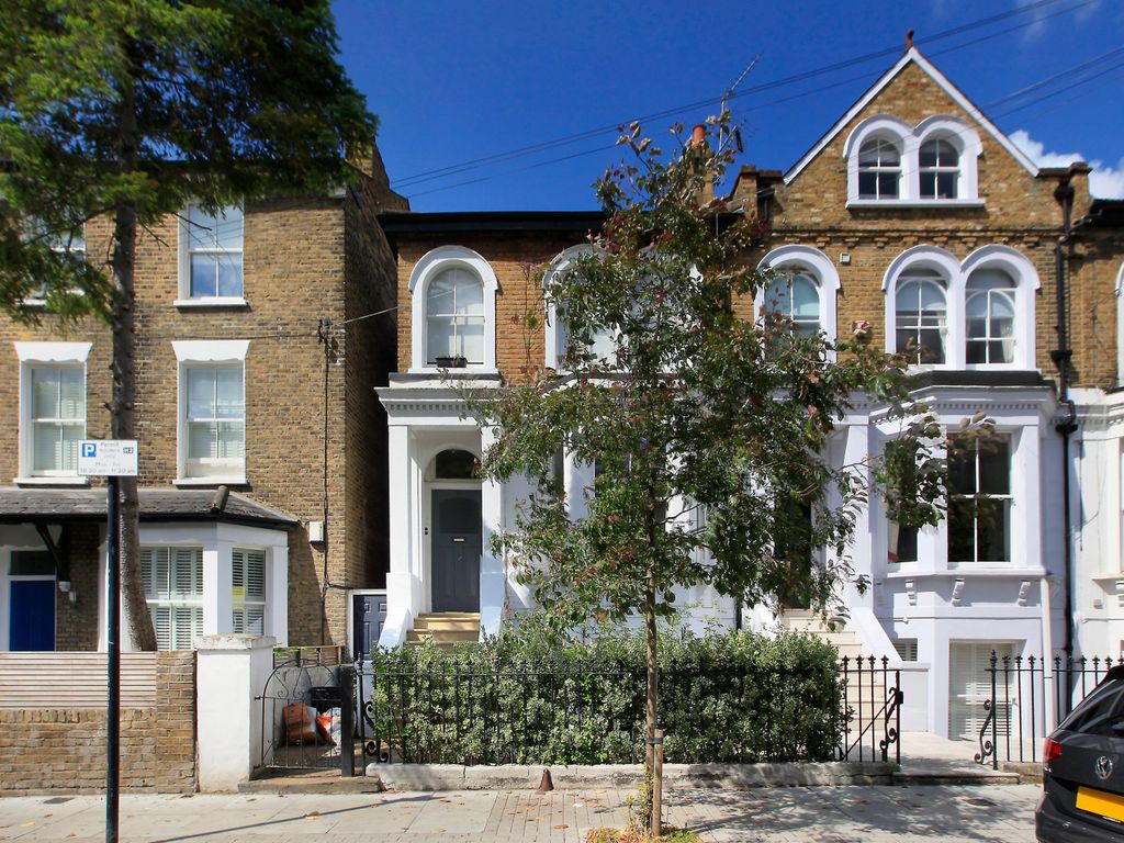 1 bed flat for sale in Endlesham Road, Clapham South, London SW12, £580,000