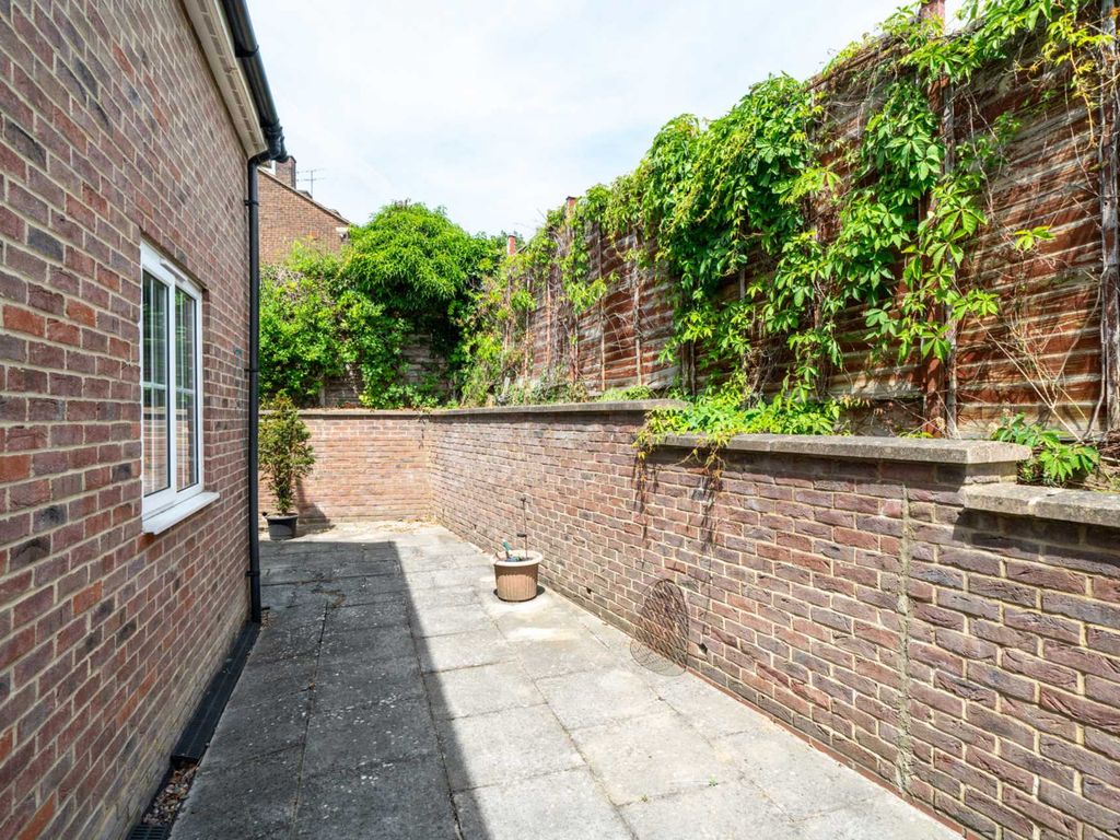 4 bed property for sale in Chambersbury Lane, Nash Mills HP3, £600,000