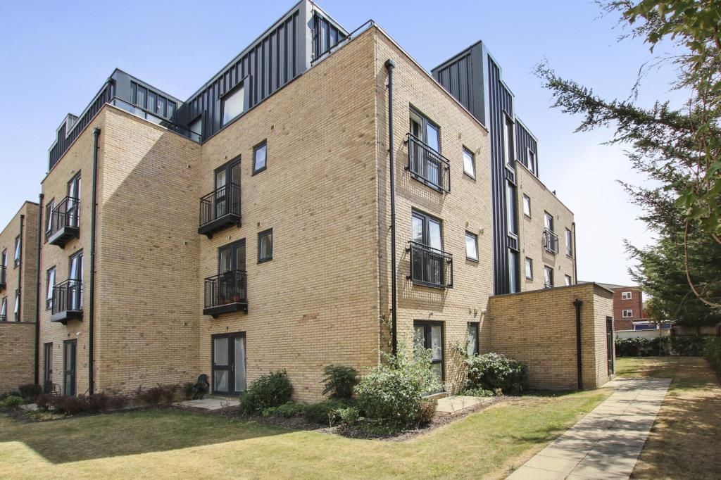 2 bed flat for sale in Ashford, Middlesex TW15, £350,000