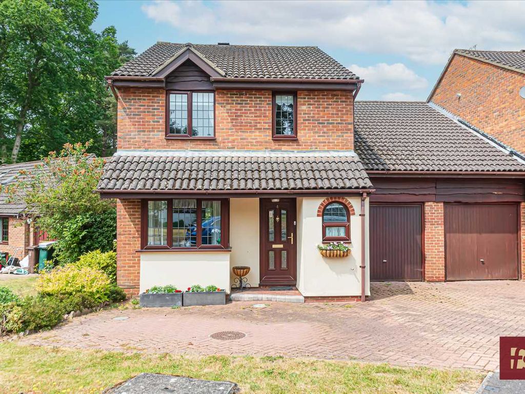 4 bed property for sale in The Brackens, Pine Ridge, Crowthorne RG45, £525,000