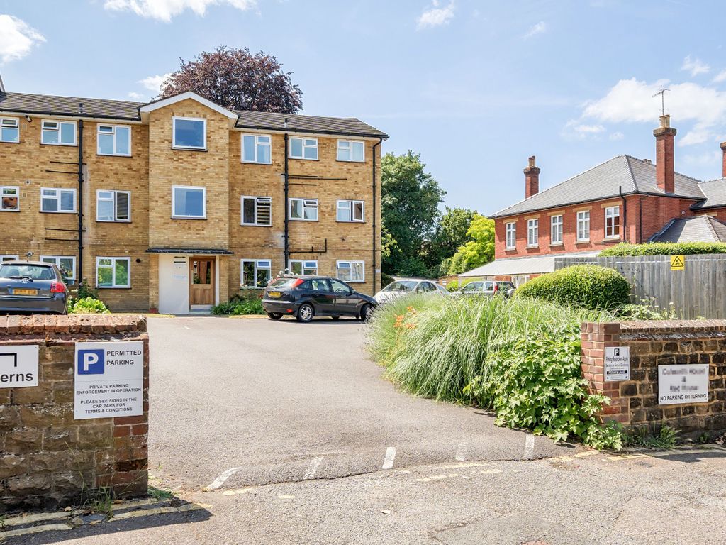 2 bed flat for sale in West Road, Guildford, Surrey GU1, £340,000