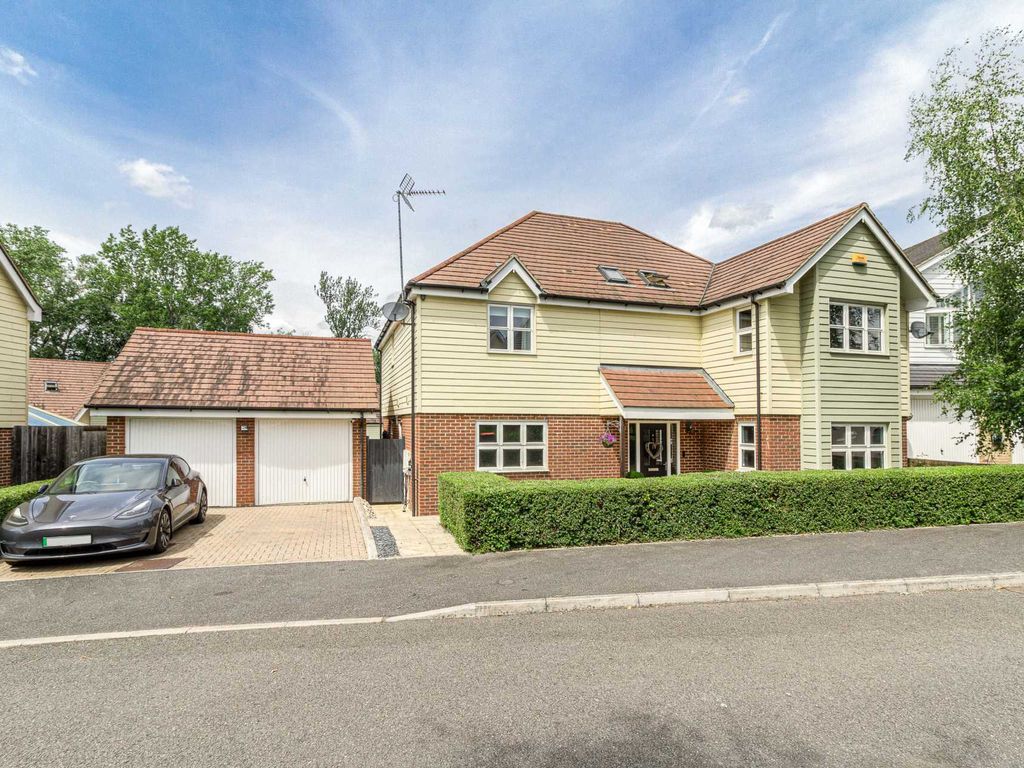 5 bed detached house for sale in High Thorn Piece, Redhouse Park MK14, £725,000